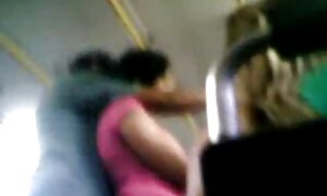 Deepthroating सोफे पर सेक्सी पिक्चर मूवी